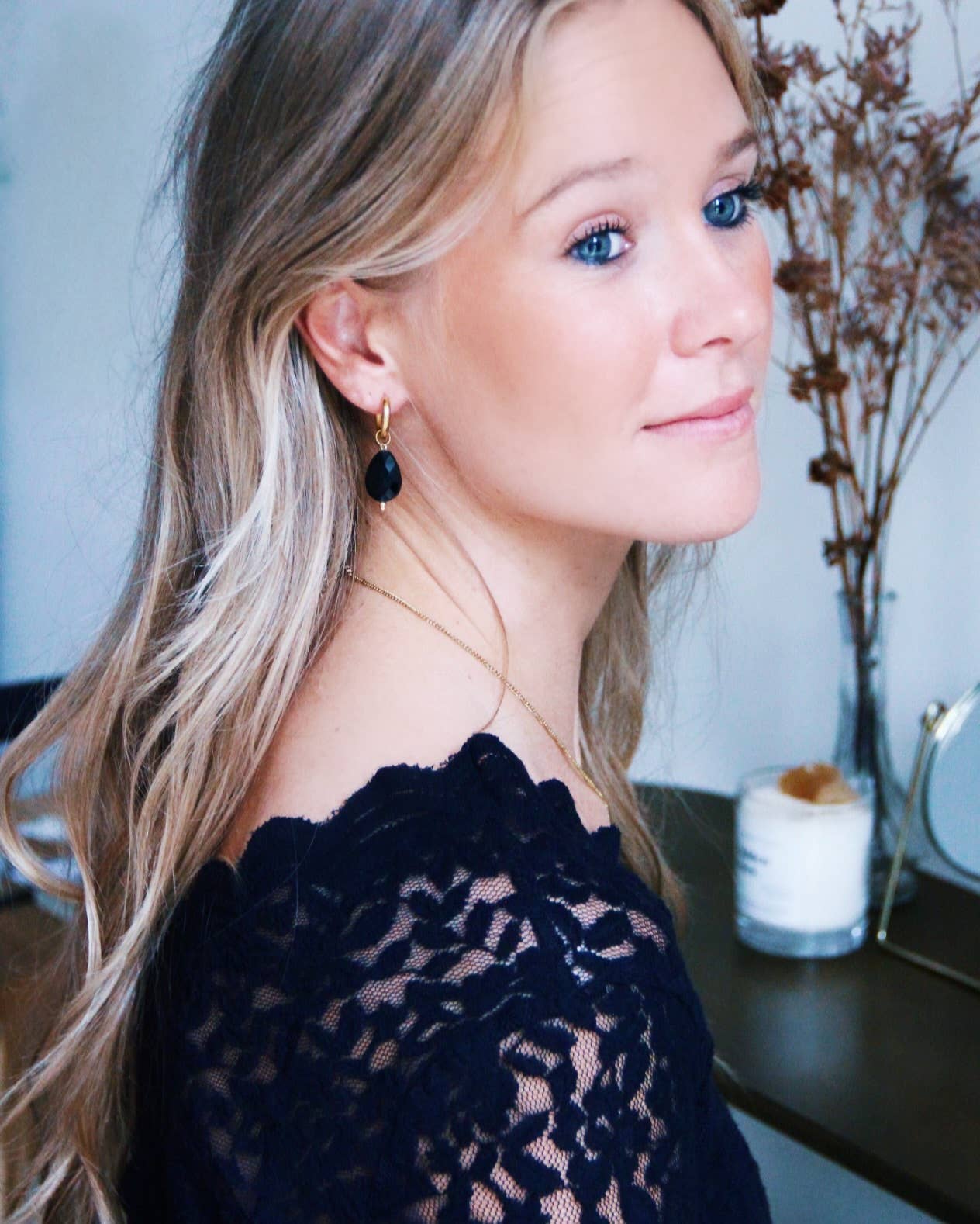 Breite Creolen mit glänzendem Anhänger - schwarz