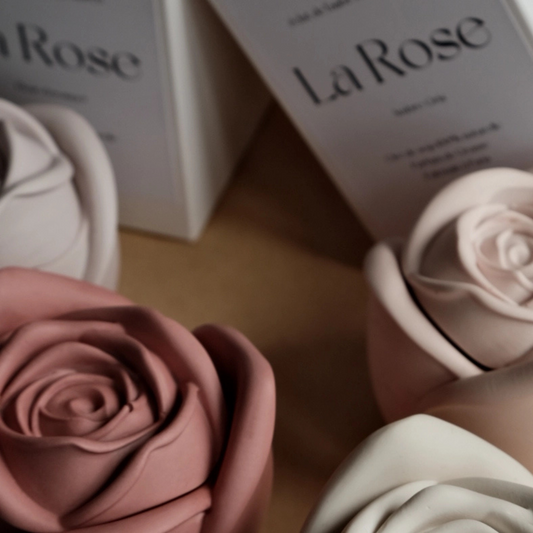 ROSE - Duftkerze im Glas - in rosa / Oud-Holz