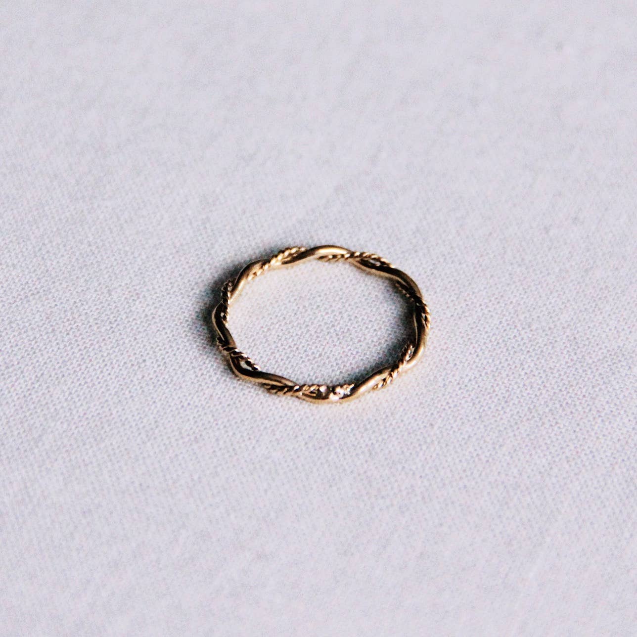 Minimalistischer geflochtener Ring