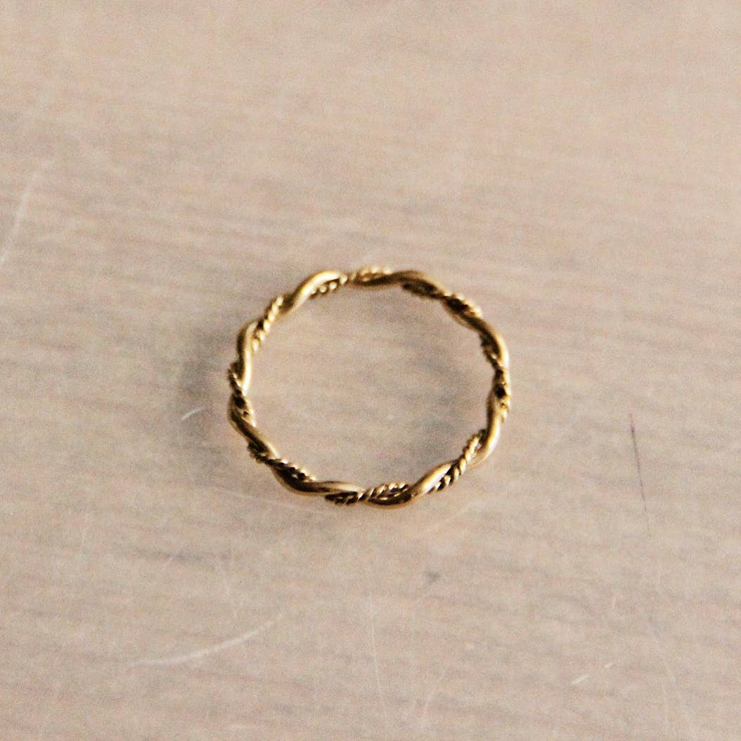 Minimalistischer geflochtener Ring