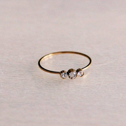 Minimalistischer Ring mit 3 Mini-Zirkonias