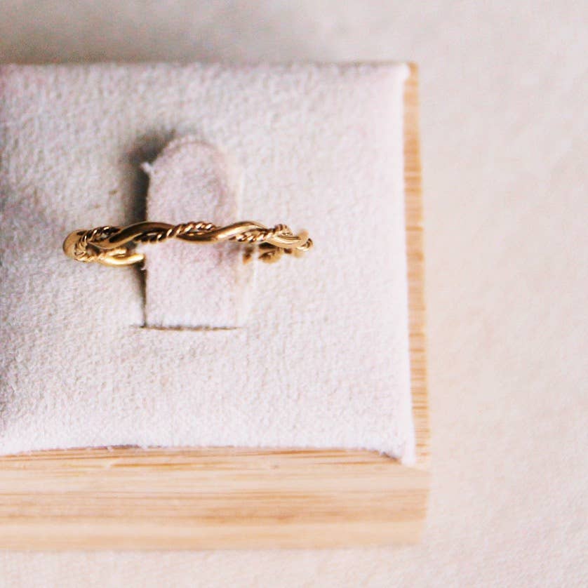 Minimalistischer geflochtener Ring