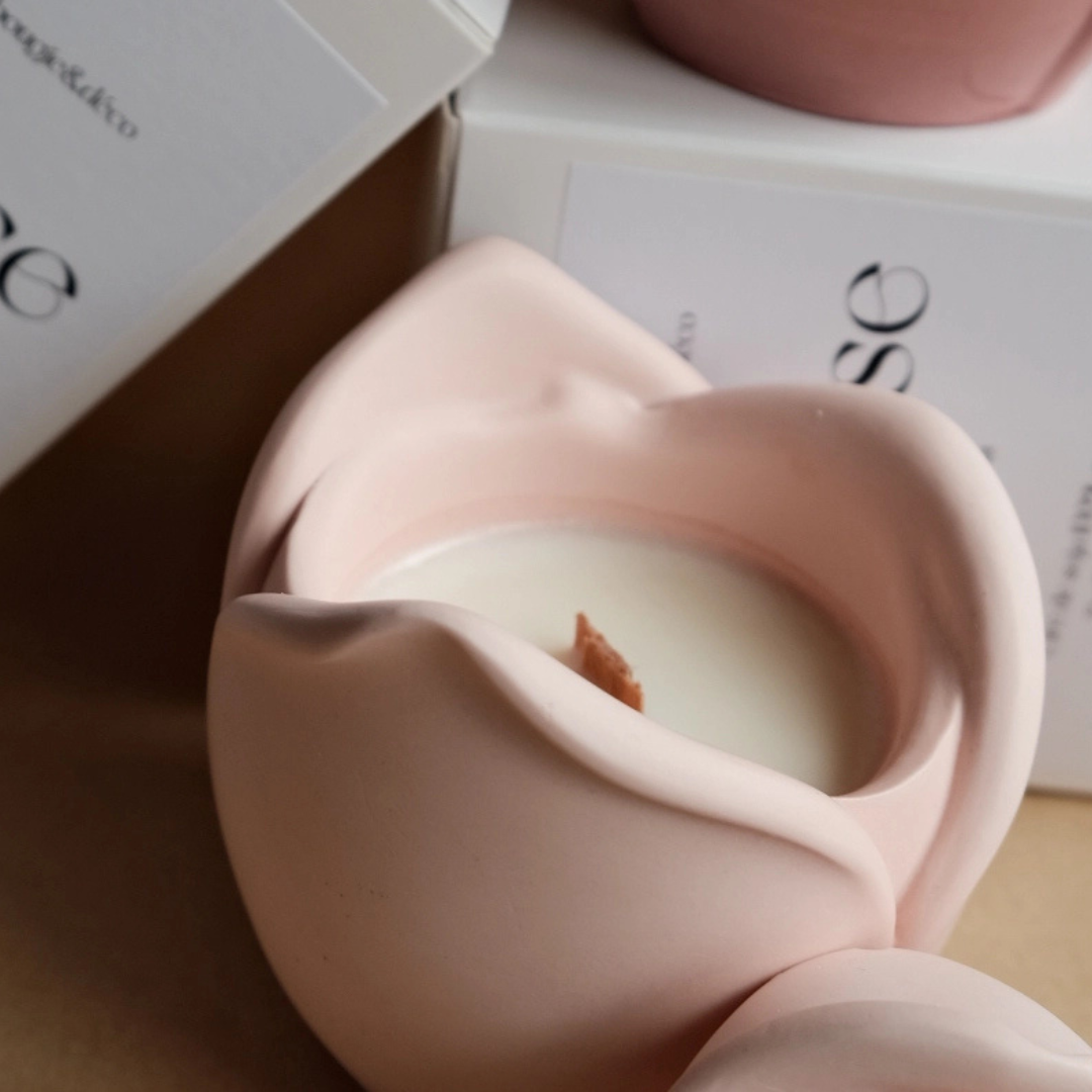 ROSE - Duftkerze im Glas - in rosa / Oud-Holz