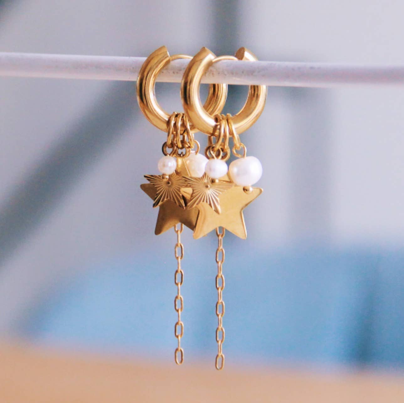 Creolen-Ohrring mit Sternen, Perle und Kette - Gold