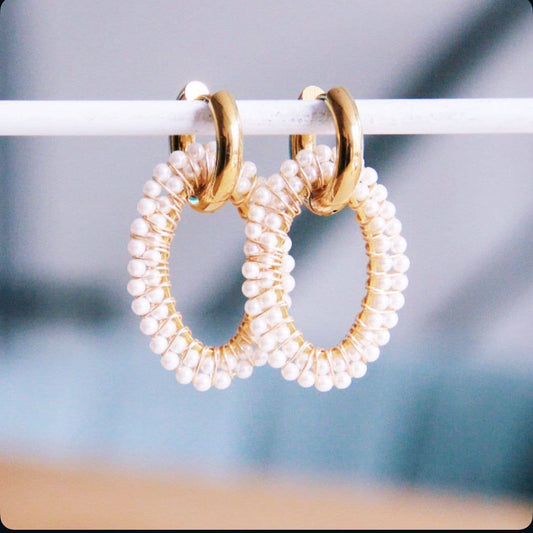 Breiter Ohrring mit ovalem Facettenanhänger – Perlen