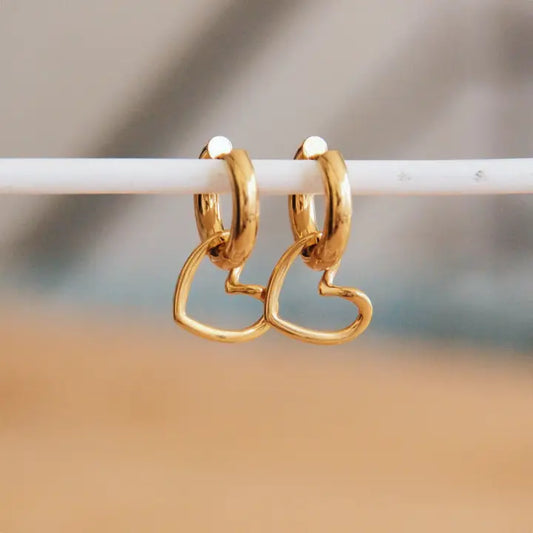 Breite hoops mit Herzanhänger