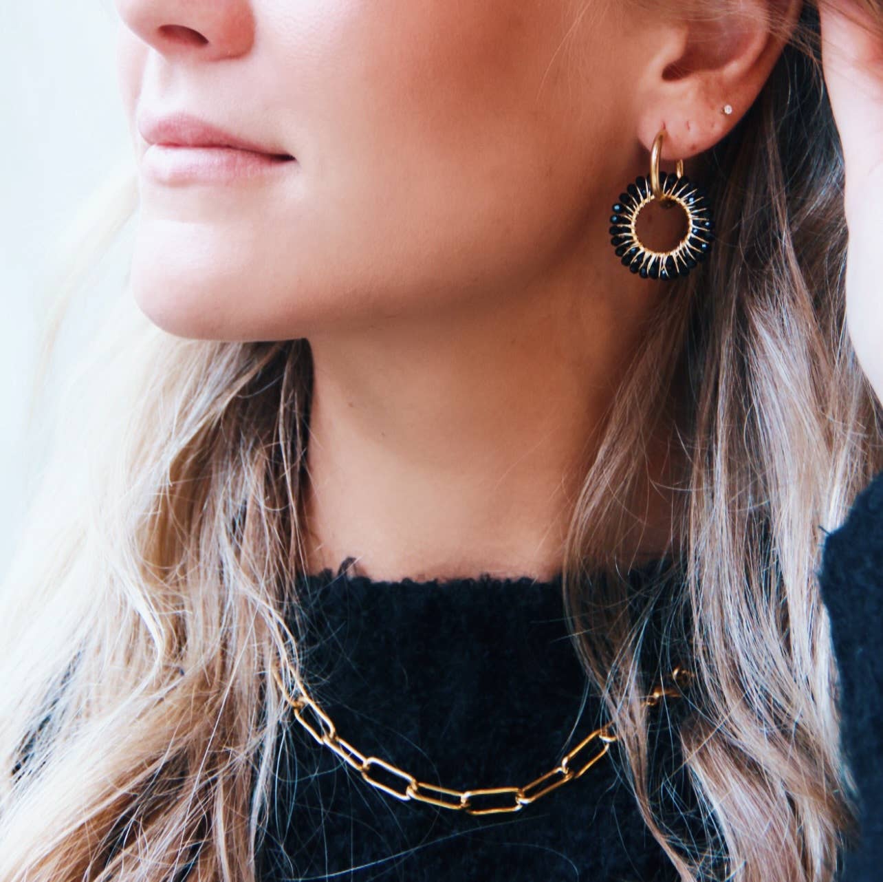 Ohrring mit rundem Facettenanhänger - schwarz/gold