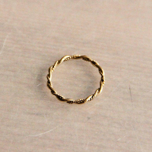Minimalistischer geflochtener Ring