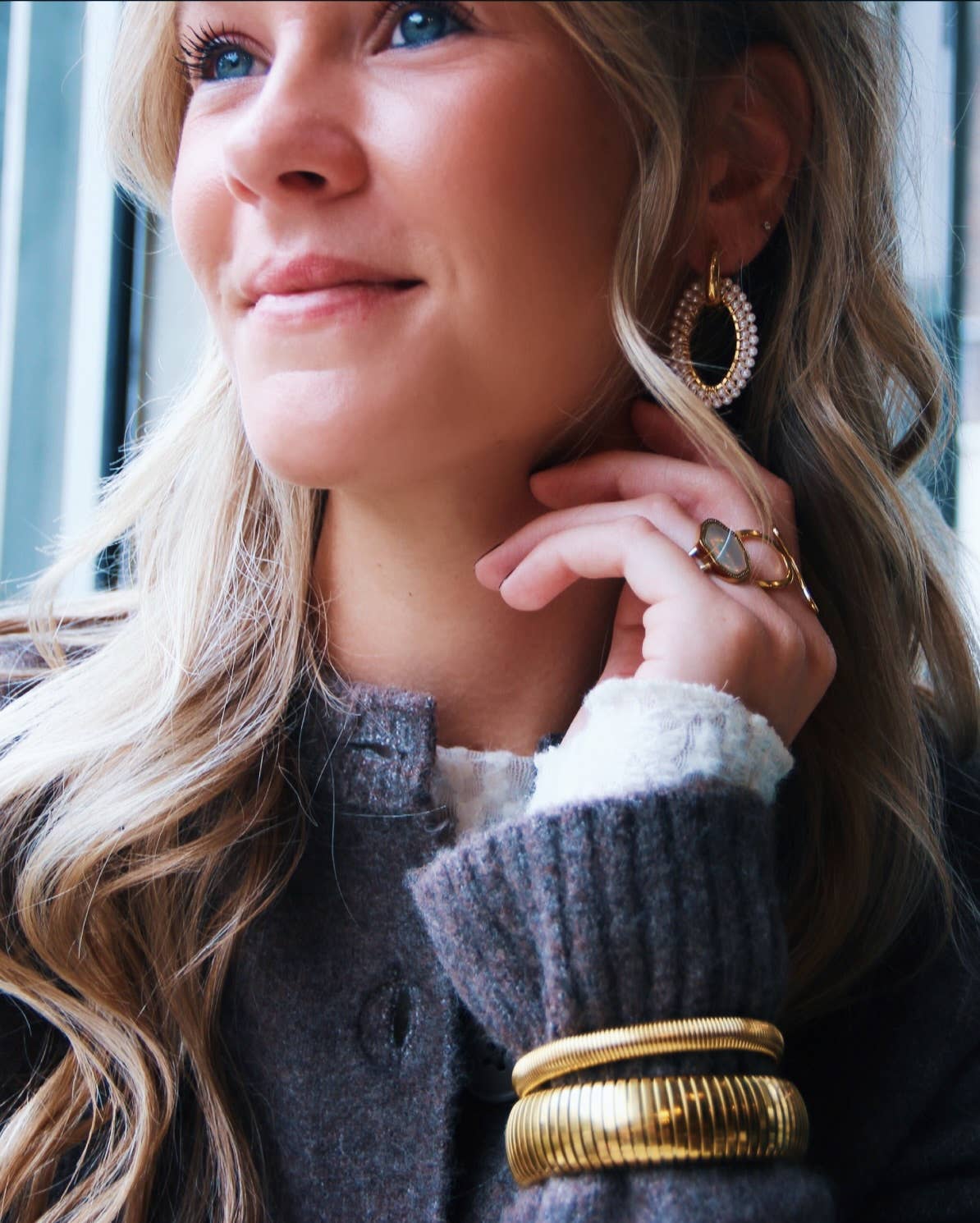 Breiter Ohrring mit ovalem Facettenanhänger – Perlen