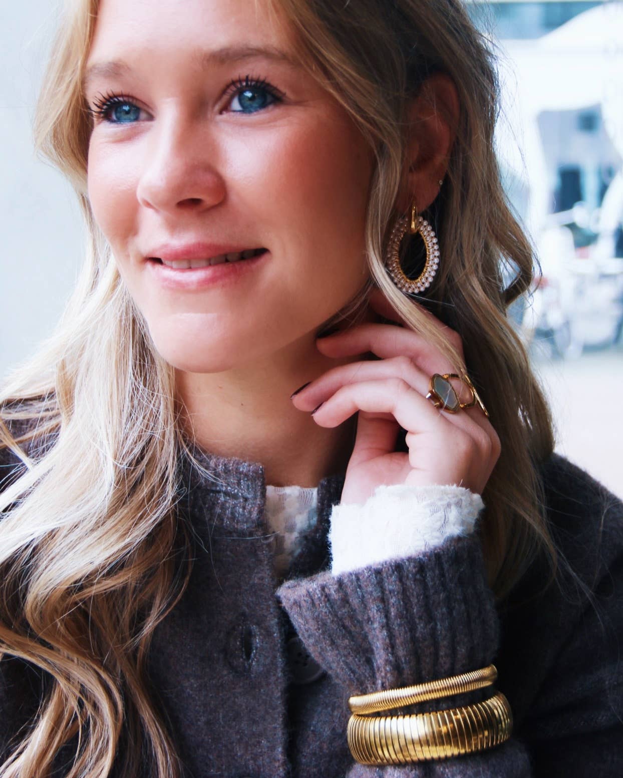 Breiter Ohrring mit ovalem Facettenanhänger – Perlen